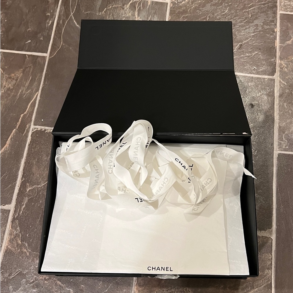 Chanel Box with Ribbon - Picture 4 of 5